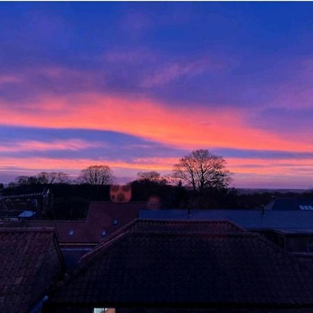 Sunset View, 2 Bedrooms In The Heart Of Holt With Parking Экстерьер фото
